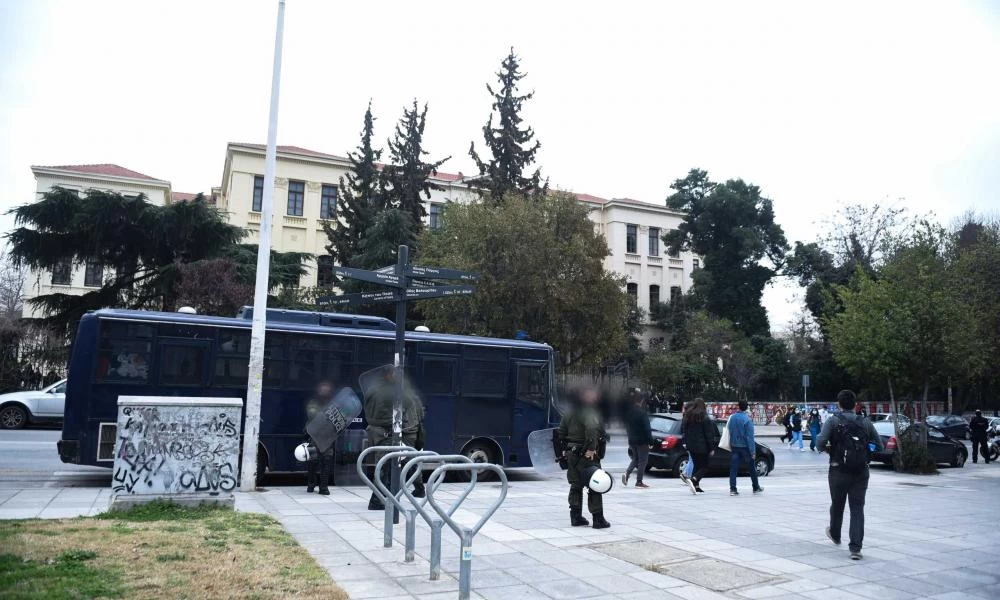 Σε εξέλιξη επιχείρηση εκκένωσης στο ΑΠΘ -Προσαγωγές φοιτητών (βίντεο)